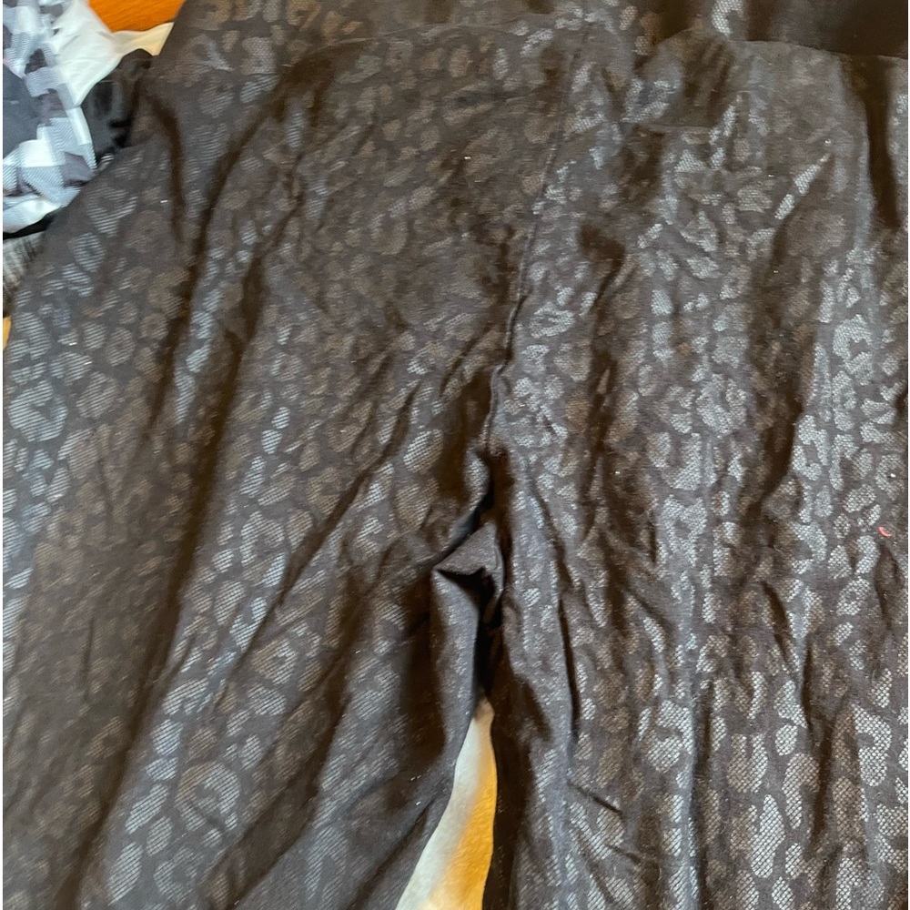 size 4X torrid lepard print black leggings $25